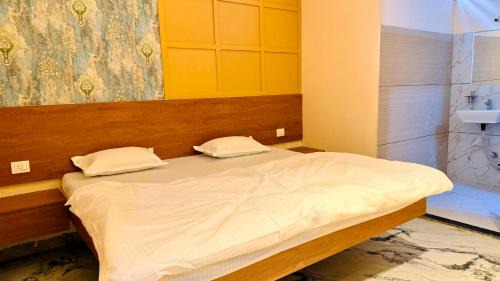 Rau Hotel | Hotel Gurukripa