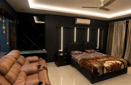 Mukherjee Nagar Hotel | The Cave Play & Pause