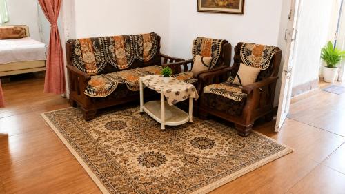 Jhansi House | Heritage Private Room in a Bungalow,WiFi,Kitchen