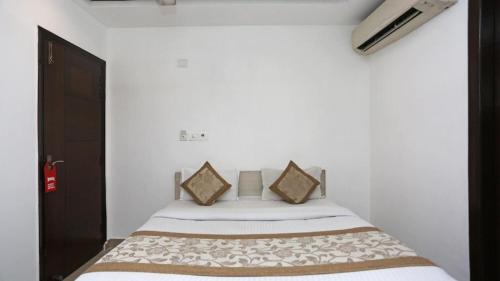 Jangupura Extension Hotel | Hotel Bir - Near Nizamuddin Railway Station
