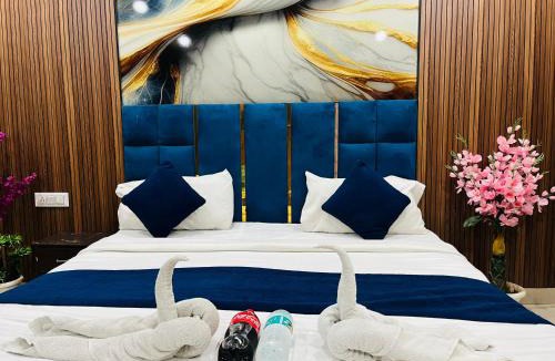 Sainik Farm Hotel | Happy Residency - Near Saket Metro