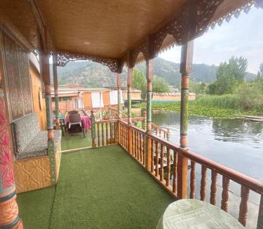 Dal Lake Apartment | houseboat city of Kashmir