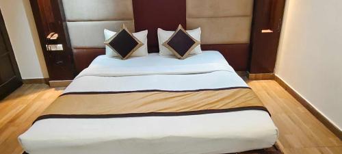 Nehru Place Hotel | Hotel O AR Imperial Inn