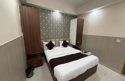 Noida Bed & Breakfast | Meera Eternity Couple Friendly By RESTIN