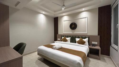 Vrindavan Hotel | Hotel Vivaan - Walk to Banke Bihari Temple