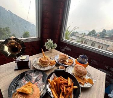 Gunehr Hotel | Backpacker Storey