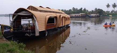 Kumarakom Boat Rental | Travianhouseboat kumarakom