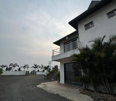Bhopal House | Infinity farm and garden