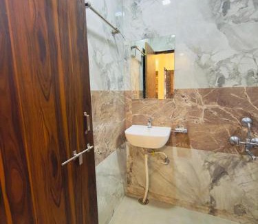 Nathdwara Hotel | HOTEL CHANDRA DEV 966o9o1oo6 just 350mtr from shreenathji temple 5min away By SK