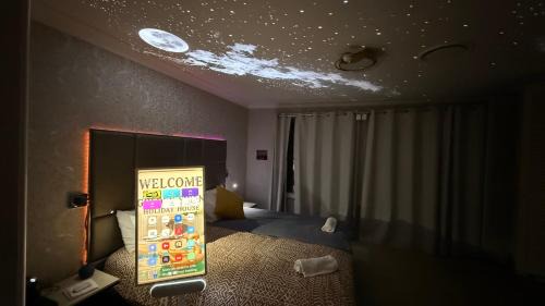 Marsfield House | Work and Unwind Retreat King Bed Love Heart Hot Tub for 2 Game Room Cinema on the bed 500Mbps WiFi Ideal for Business Couples and Special Events