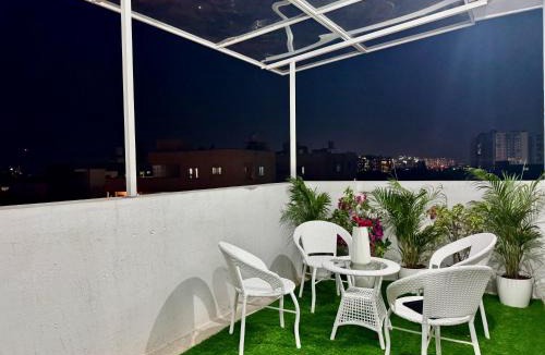 Whitefield Apartment | Truelife Whitefield - Premium 1 BHK Apartments - Prime location - Easy access to Main Rd - Metro - ITPL - Fast WiFi - Kitchen - Smart TV - Power backup - Park - Garden views