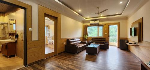 Fatehpur Hotel | Quartz Himalayan Brothers