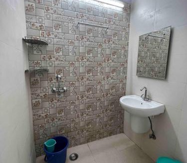 Sainik Farm Bed & Breakfast | The Raveesh - 2BHK Fully Furnished Apartment J85