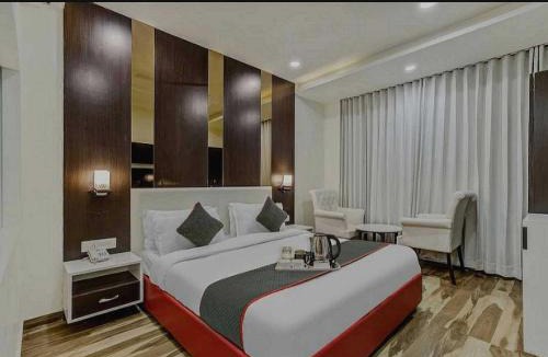Pashim Vihar Hotel | Hotel O Raas Near Peera garhi Metro Station