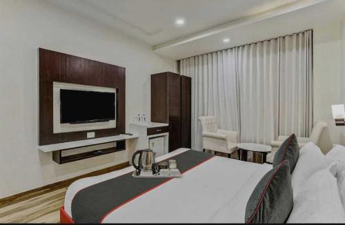 Pashim Vihar Hotel | Hotel O Raas Near Peera garhi Metro Station