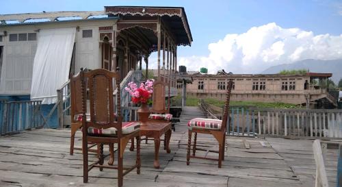 Dal Lake Hotel | Al-Noor group of houseboats