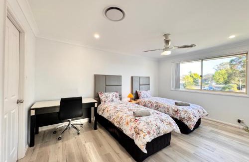 Glenmore Park Villa | 5 Bedroom Family and Group House Sleeps 10 Glenmore Park Blue Mountains Access