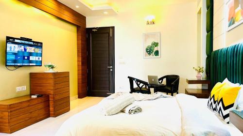 Greater Kailash Apartment | BluO 2BHK - M Block Mkt - Lift , Balcony , Parking