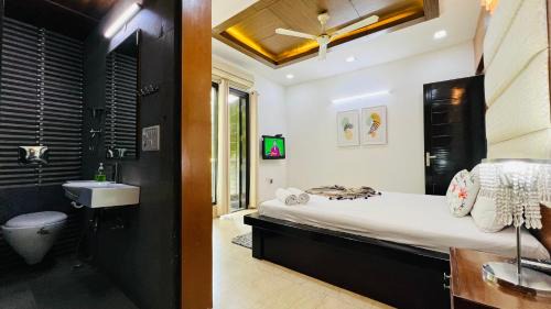 Green Park Apartment | BluO 3BHK Green Park, Private Garden - Balcony