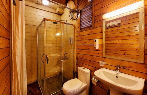 Saunta Vaddo Ski Chalet | La Vie Woods- couples/families only