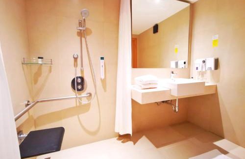 Gandhi Nagar Hotel | Holiday Inn Bengaluru Racecourse by IHG