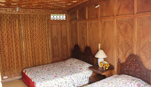 Wangnoo Houseboats