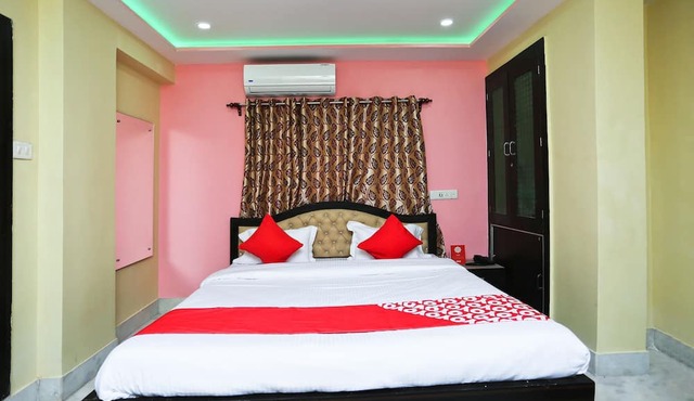 OYO 22566 Red Velvet Inn