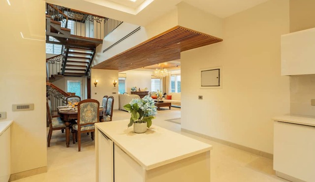 ELIVAAS privé Royce Rose 4BHK Hilltop