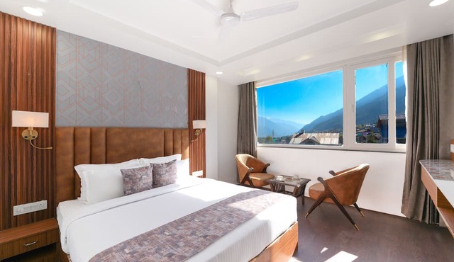 Hotel Skyline, Manali - Walking to Mall Road, Centrally Heated