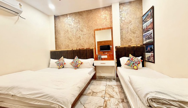 Hotel Malay - near Temple & Rail Station