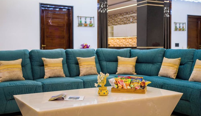 ELIVAAS Ivory Estate Pet-friendly Farm