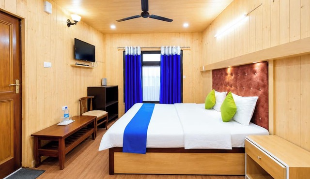 Hotel Chinar Lake View Near Mall Road