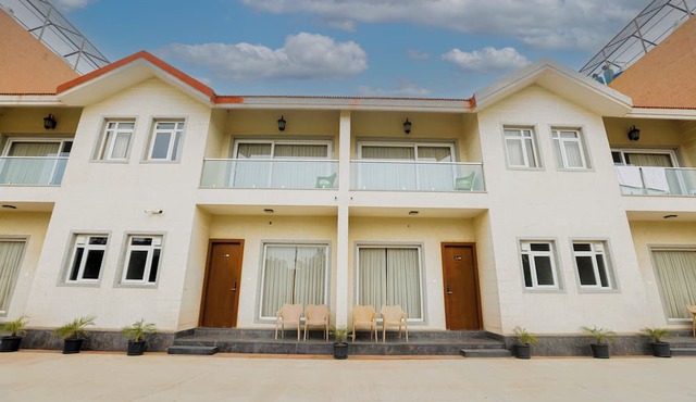 Hotel Mukut Mani Govardhan