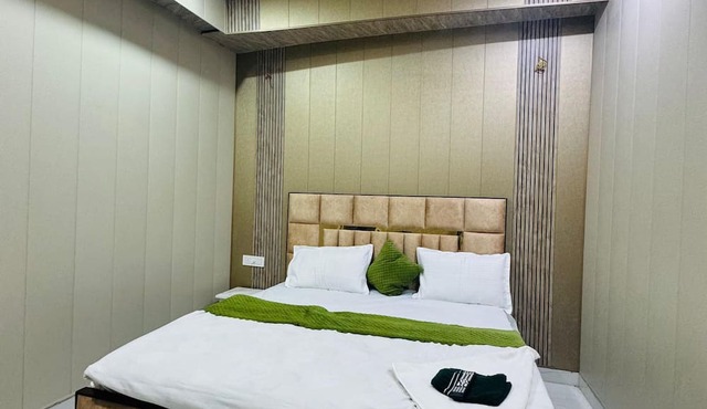 Hotel R Crown Banquet And Rooms
