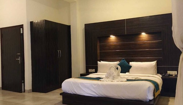 Holiday Highlight By Golden Castle Hotel