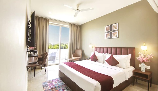 Saltstayz Select – Near Sohna Road City Center