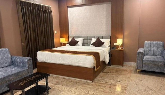 Raj Hussain Landmark Hotel