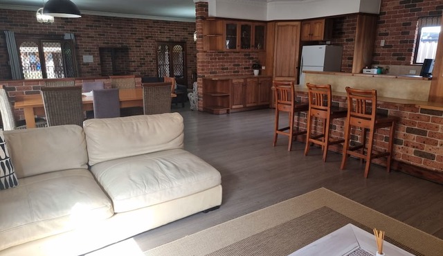 Pet FriendlynLarge 3 Bedroom House n2 Living AreasnEnsuite & Outdoor Areas