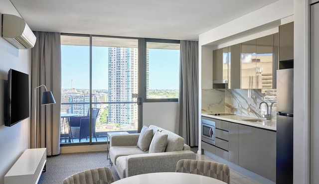 Meriton Suites Campbell Street, Sydney