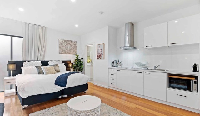 Stunning Studio Apartment Near Public Transport in Carnegie