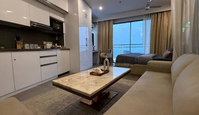 41 Floor River View - TheRoomeraStay