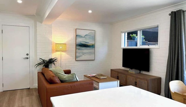 Elanora Escape- Hillside Retreat