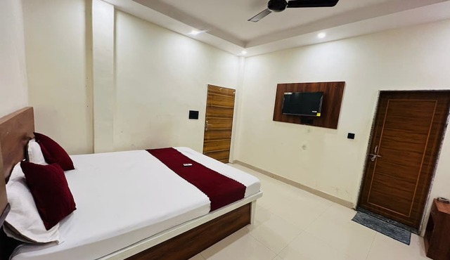 Unnati Paying Guest House Near Kaal Bhairav Temple deluxe ac room are Avaible.