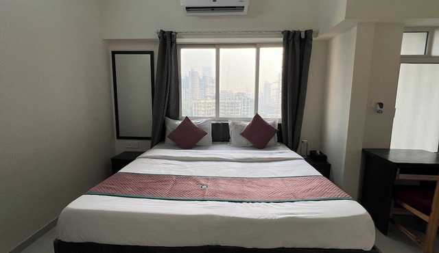 Pinaki Comfort Stay Malad - Near Nesco & Oberoi Mall