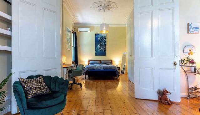 Large and Stylish Petersham Apartment with Parking
