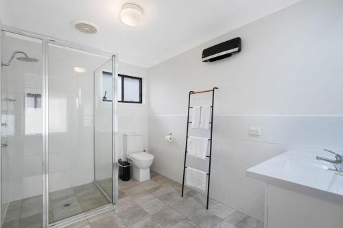 Stillwater Lakehouse - Waterfront with Spa in Budgewoi