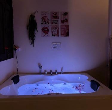 AP Luxe Stays Jacuzzi & Home Theater