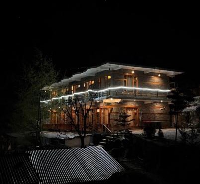 Bisht wooden cottages in Jibhi