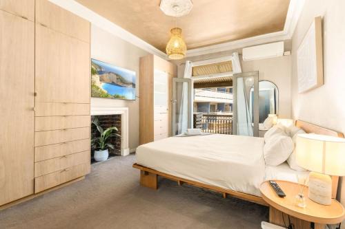 Redfern 3BR Family Stay with Parking & Patio