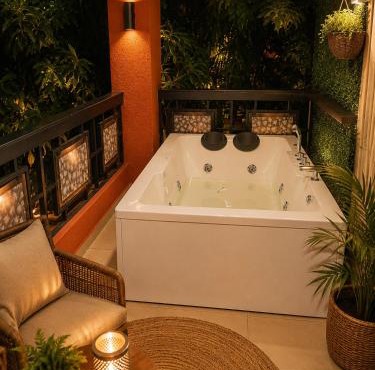 Jacuzzi Room in a shared Villa with Swimming pool in Thane